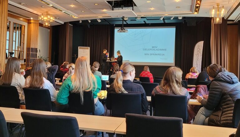 ungdomar i en föreläsningssal