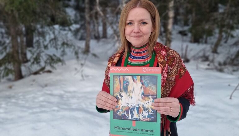 kvinna som håller upp en bok