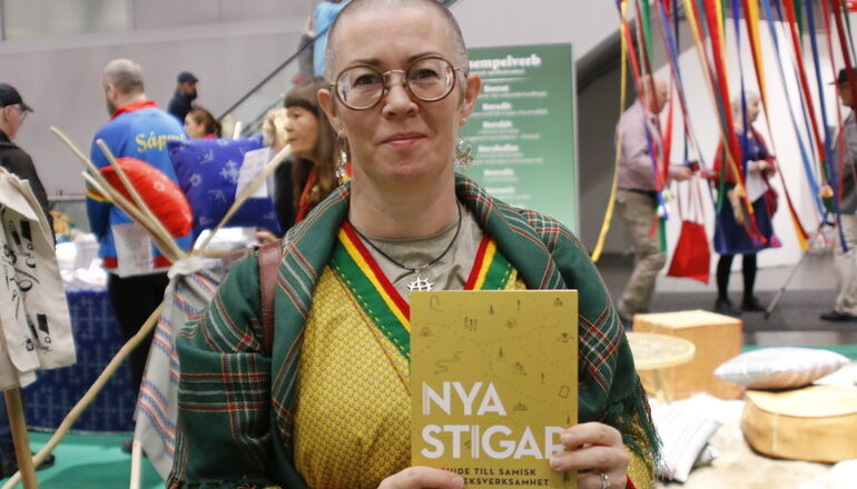 kvinna med bok