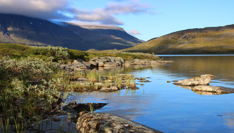 fjällsjö med berg i bakgrunden