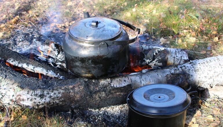 kaffepanna på eld i skogen