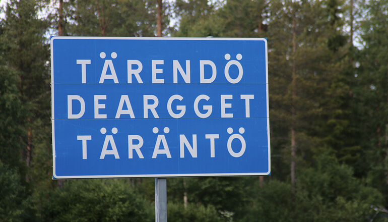 vägskylt med ortnamnet tärendö på tre språk